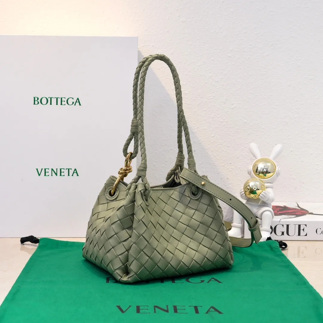 Batch 1760 BV home is new! Andiamo combines Bottega Veneta archives parachute handbags to inherit retro elements and integrate modern trends. The same style as Shu Qi's Beijing Night. It is a continuation of the classic bag. It has three functions: hand carry, shoulder and cross-body. It is embellished with metal brass knot buckles. The capacity of the small one is amazing. It can easily hold sunglasses in a box/small bottle of water/powder powder/charger and other daily necessities when going out. The upper body is versatile. Style number: 6569 Size: 21*17*16.5cm